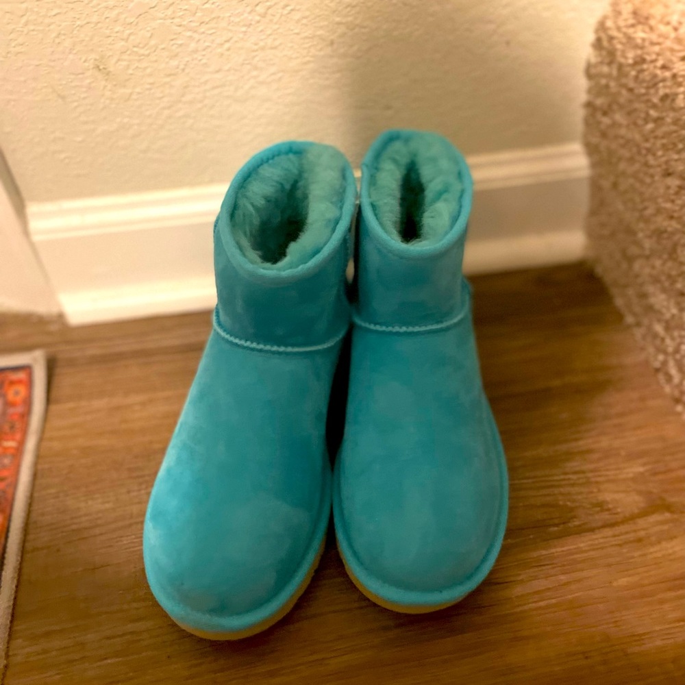Ugg mini size 6